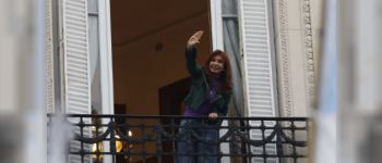 Cristina Kirchner salió a saludar desde el balcón a la militancia