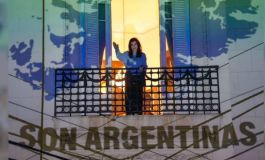 Cristina Kirchner salió al balcón a celebrar el pase a la final y su militancia reclamó por las Malvinas